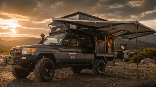 Bushwakka Kamelback 4: Toyota Land Cruiser 79 transformado em motorhome para quatro