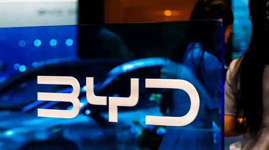BYD 초고속 충전 vs BMW 균형 접근: 전기차 배터리 기술 논쟁