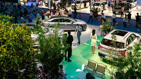 Chinas Verbrenner-Exporte: neuer Druck auf den Weltmarkt