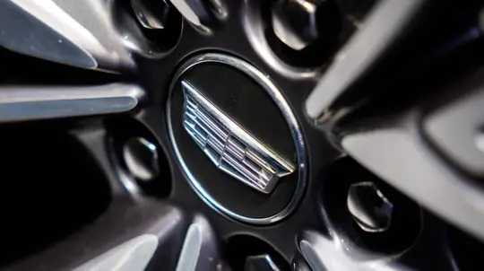 Cadillac ohitti Genesiksen ja BMW:n J.D. Powerin 2026 teknologiaindeksissä — Tesla silti 283 pistettä edellä