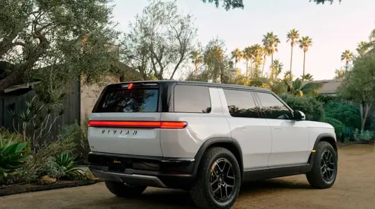 Rivian käynnistää R2:n tuotannon ennen kevään 2026 toimituksia
