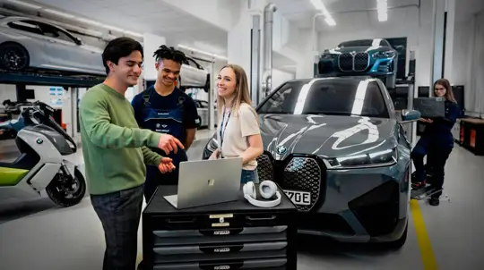 BMW tankt vanaf 2028 eFuel voor Duitse benzinemodellen