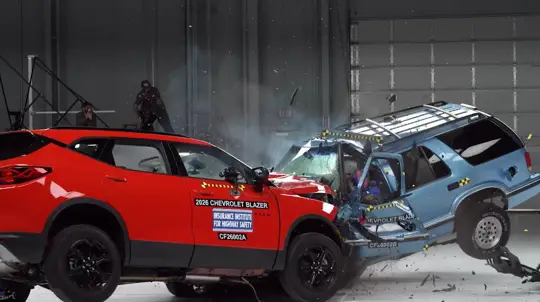 Chevrolet Blazer 1995 contro Blazer EV: il crash test IIHS mostra 30 anni di sicurezza