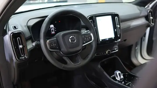 Volvo se niega a cobrar por funciones ya instaladas en el coche, también en el nuevo EX60