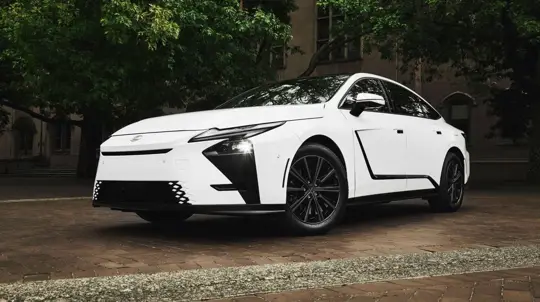 レクサスES 350h、米国で5万1095ドルから発売へ ── ハイブリッドが電気版ES 350eにほぼ並ぶ価格に