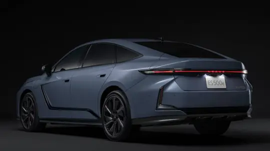 Lexus ES Responsive Hidden Switches kapcsolókkal — a gombok csak akkor jelennek meg, ha közelíted a kezed