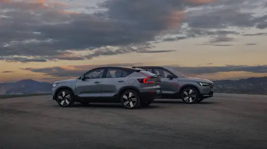 Volvo XC40, EX40 und EC40: 11,2-Zoll-Display, 12 Sensoren und bis zu 584 km