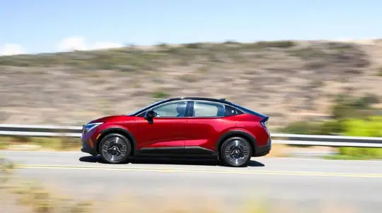 Nissan Leaf 2026 valittiin U.S. Newsin vuoden parhaaksi kompaktiksi sähköcrossoveriksi
