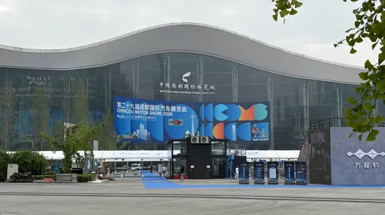 Chengdu Motor Show 2026 zahájen s 1600 vozy — BYD Da Han, nové BMW iX3 a Mercedes GLE v centru pozornosti