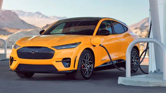Ford patenta un sistema que avisa del desgaste del puerto de carga del coche eléctrico