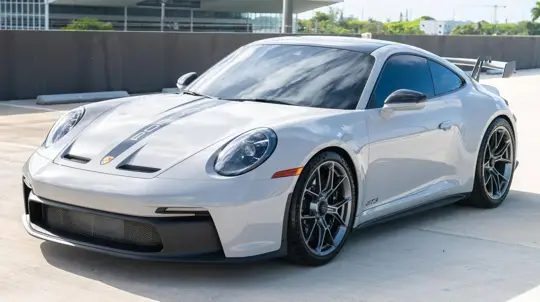 लगभग नई Porsche 911 GT3 नीलामी में बिकी नहीं — मालिक नई कार से ज़्यादा कीमत मांग रहा है