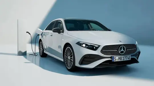 Mercedes A-osztály marad 2028-ig: MMA és villany verzió