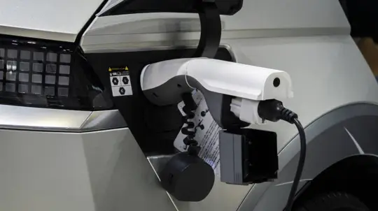 Un Paese, due mercati dell'auto: i ricchi comprano EV, i poveri auto con più di 10 anni