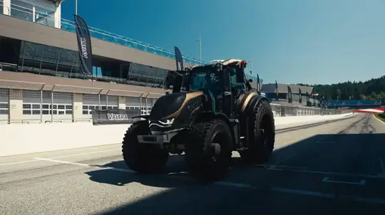 Valtra T Series sijala je pri 40,125 km/h, pa potom dostigla 87 km/h na stazi