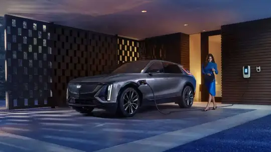 Cadillac Lyriq 2027 vaihtaa CCS1-liitännän NACS-latausporttiin