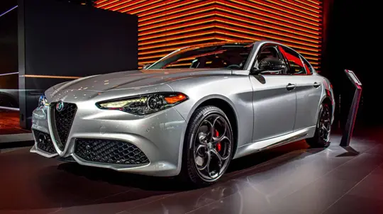 Alfa Romeo Giulia, a revisión en Japón: el cableado amenaza el faro derecho