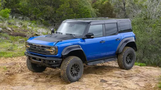Ford Bronco Raptor 2026: de enige Bronco met FORD-letters op de grille
