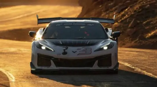 La Corvette ZR1X firma il record di Pikes Peak tra le auto di serie con 9:30.104