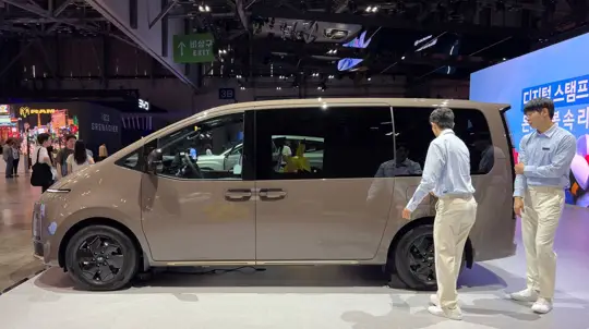 Hyundai Staria Limousine Electric la BIMOS 2026: baterie de 84 kWh și scaune business class