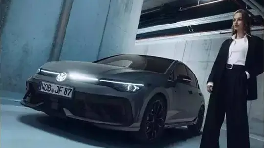 Volkswagen Golf R Black Edition II: serie limitată la 500 de unități pentru Japonia, cu Akrapovič și 270 km/h