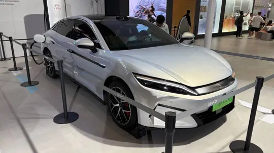 BYD Qin L EV a Csengdui Autószalonon: árak, újdonságok