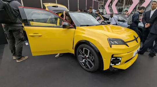 르노 5 E-Tech Electric 업데이트: 원페달 기능과 회생 제어 추가