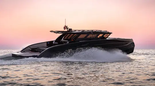 BRABUS ULTIMA 55 avtäckt — foilande katamaran med 1450 hk når 40 knop