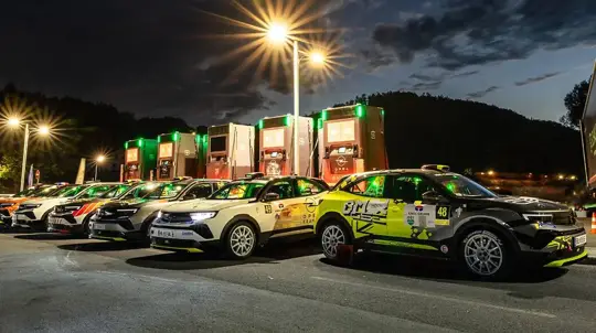 Opelov električni relijaš upravo je prošao punih 140 km relija protiv benzinskih automobila — rezultat na 13. mjestu