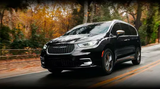 Chrysler, kabin içinde yana doğru da kayan minivan koltuklarının patentini aldı