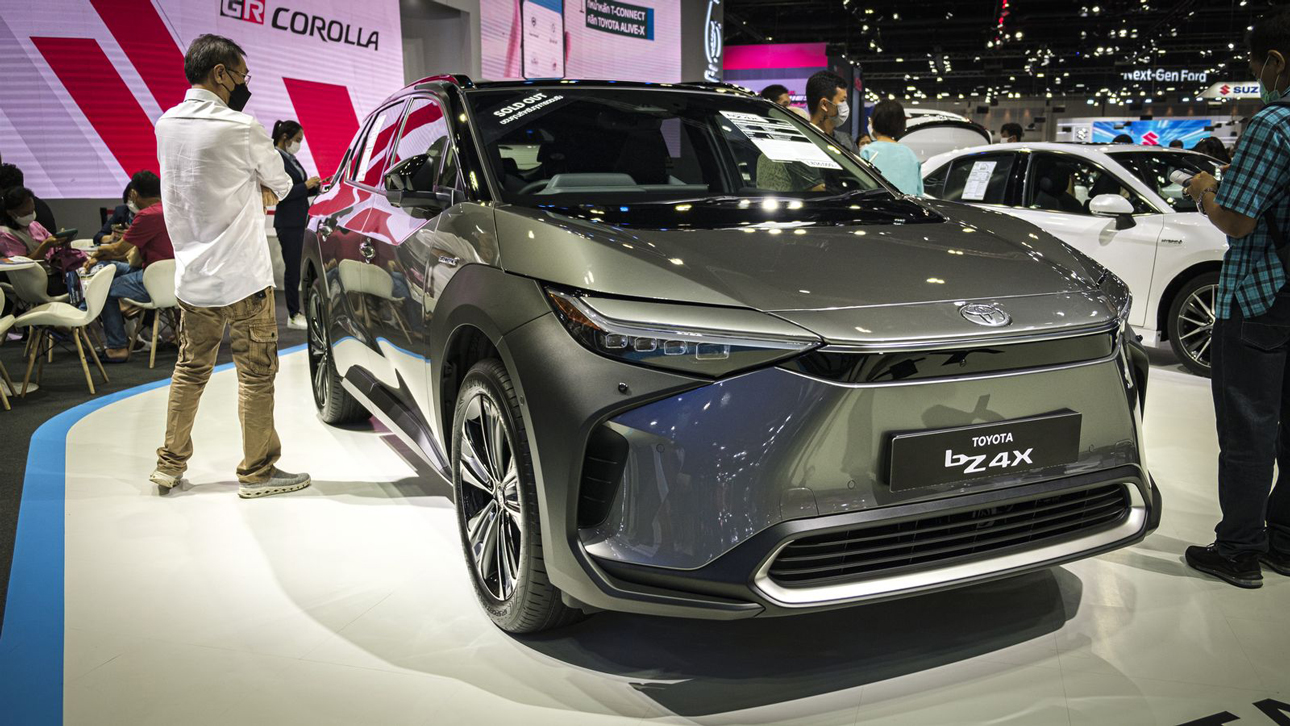 Машина 2023 отзывы. Китайские автомобили 2023 года. Китайские электромобили 2023. Электромобиль Toyota bz4x Black. Первый автомобиль в Китае.