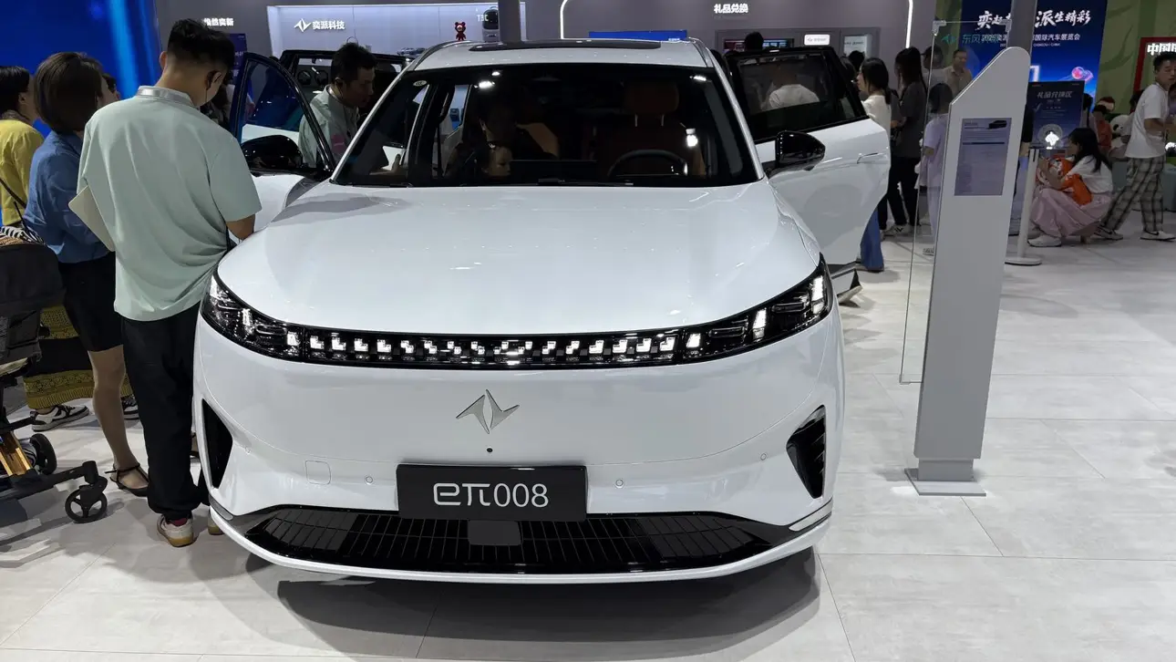Dongfeng e&pi;008