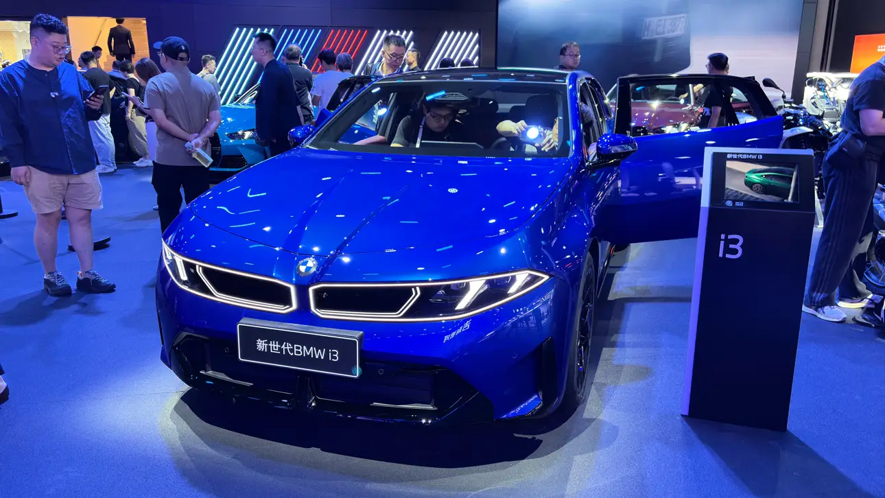 Автосалон в Чэнду 2026 / BMW i3 Long Wheelbase