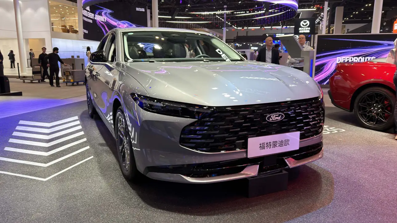 Автосалон в Пекине / стенд Ford