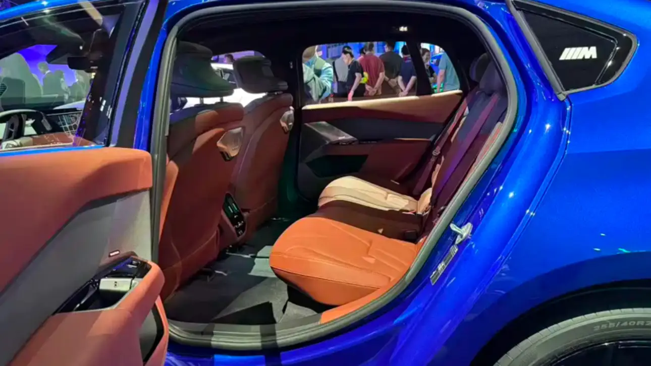 Автосалон в Чэнду 2026 / BMW i3 Long Wheelbase