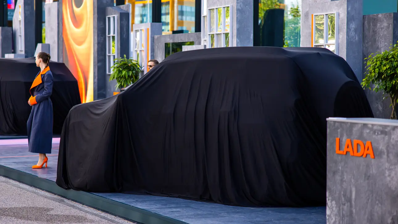 Новый кроссовер LADA на ПМЭФ-2025