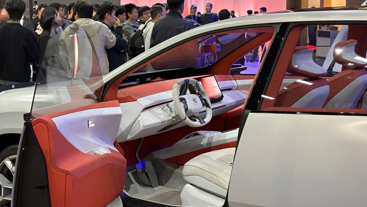 Автосалон в Гуанчжоу 2025 / BMW Vision Neue Klasse X