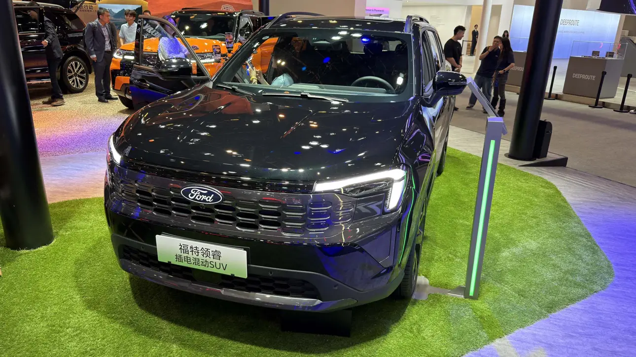 Автосалон в Пекине / стенд Ford