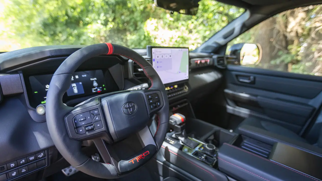 Четыре Toyota получили &laquo;медовые&raquo; цвета, но обновления техники разные