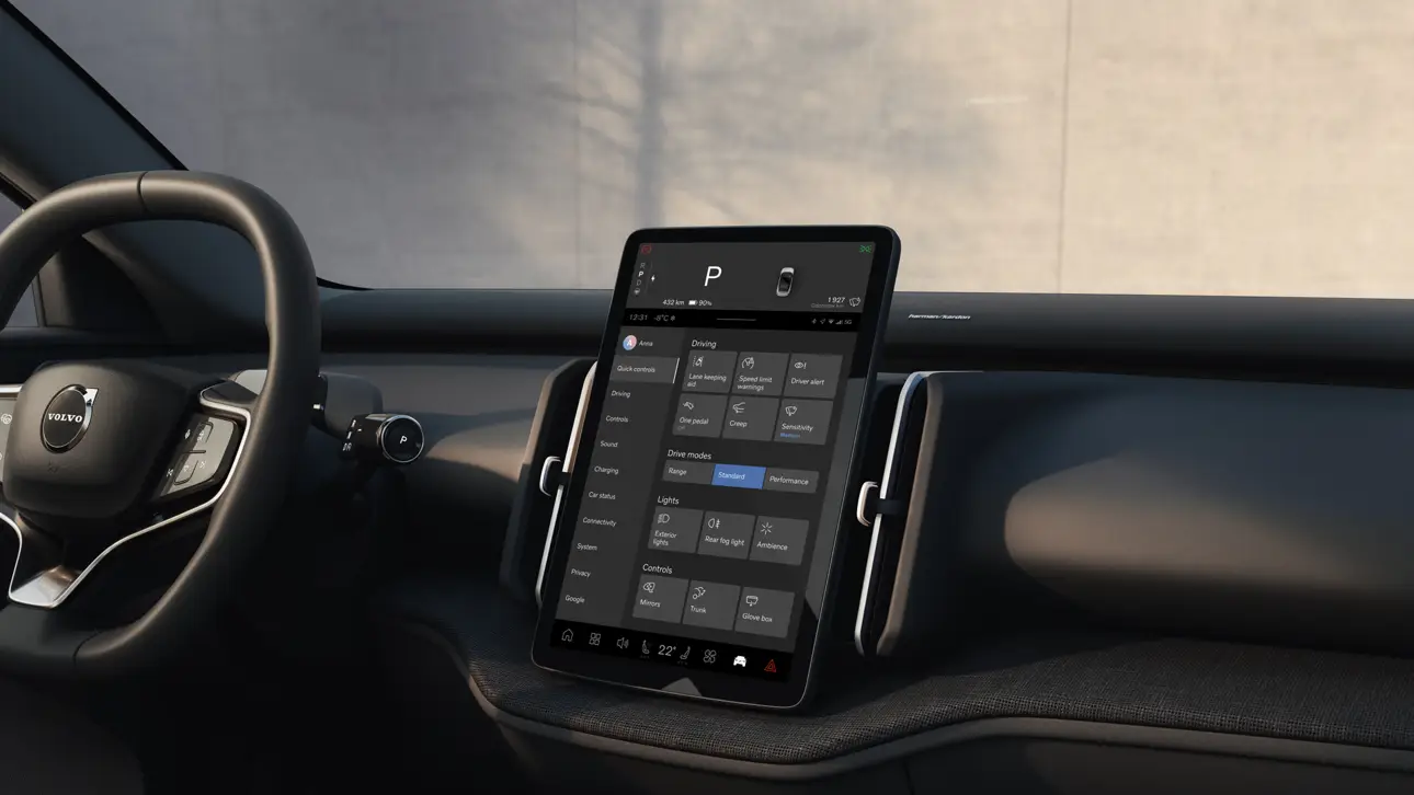 Volvo EX30 с V2L и Plug & Charge