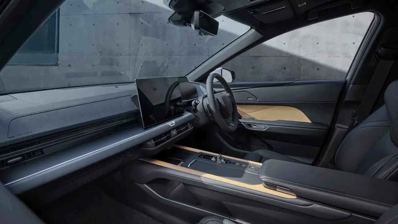 Салон нового Lexus ES