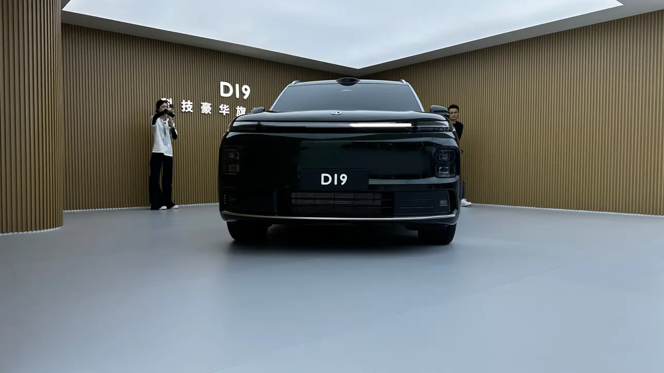 Автосалон в Чэнду 2025 / Leapmotor D19