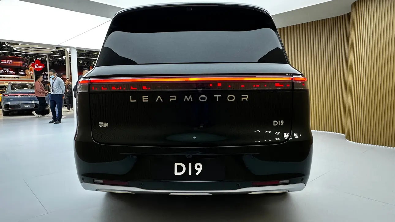 Автосалон в Чэнду 2025 / Leapmotor D19
