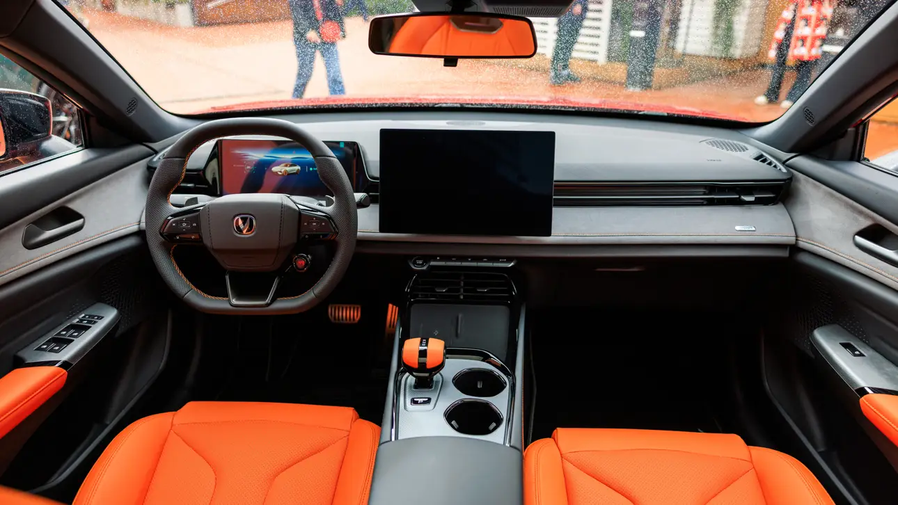 Changan усилил UNI-V для России: Яндекс внутри, 2 литра под капотом и планы на Автотор