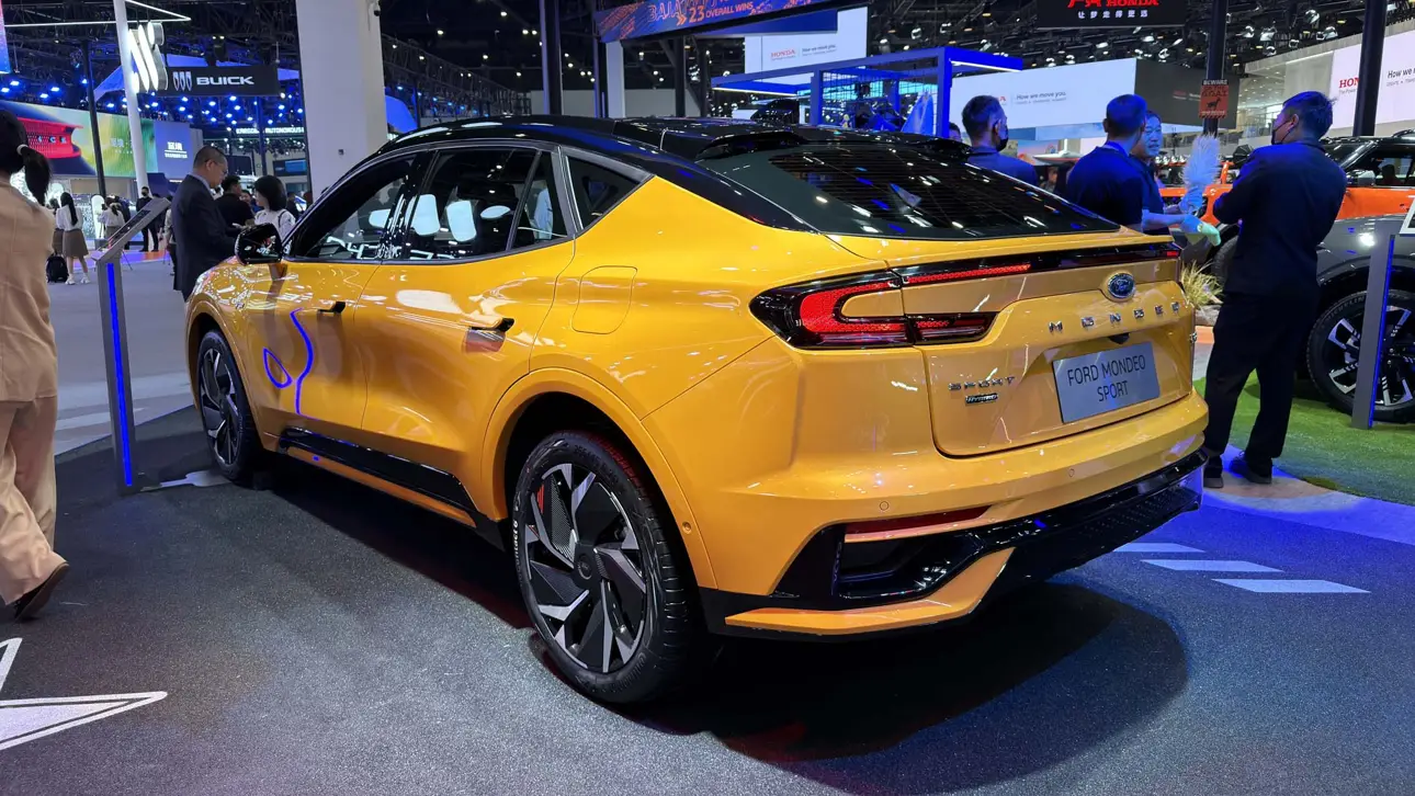 Автосалон в Пекине / стенд Ford