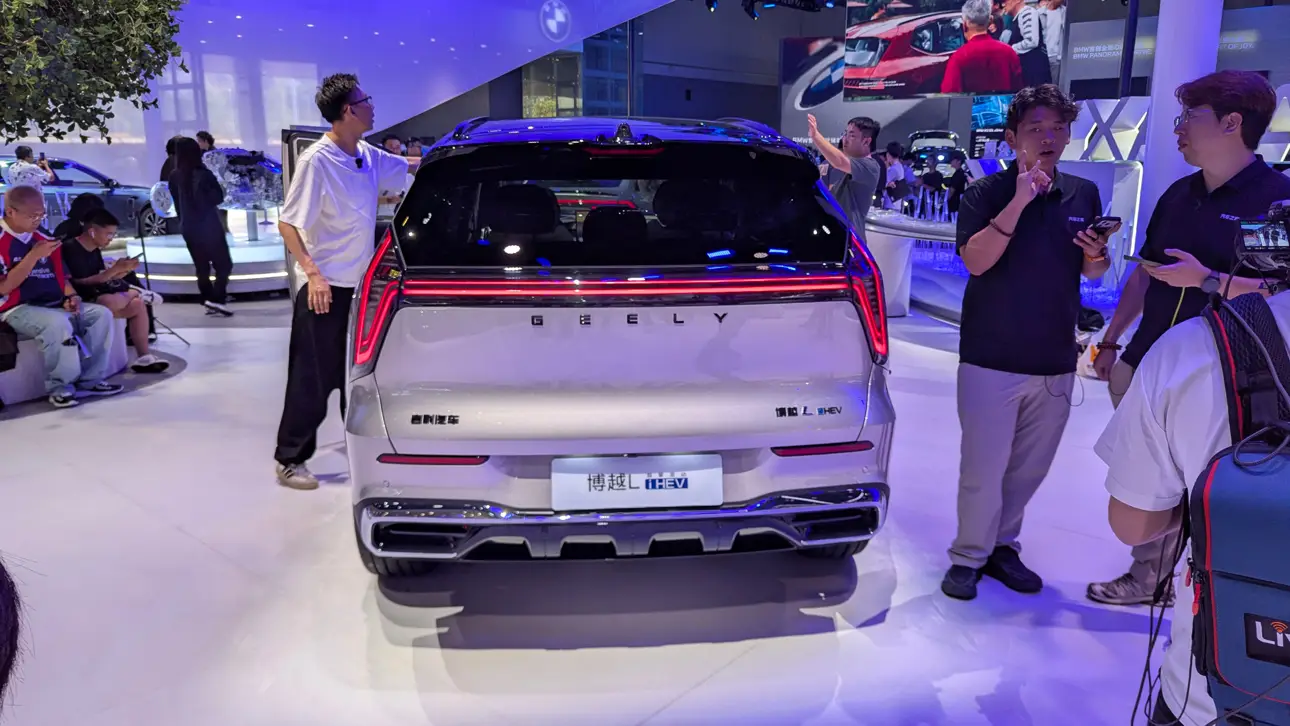 Автосалон в Чэнду 2026 / Geely Atlas L i-HEV