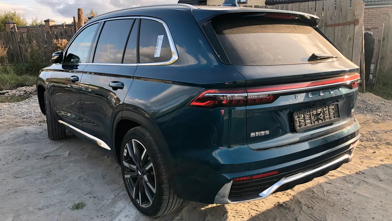 Geely Monjaro вид сзади