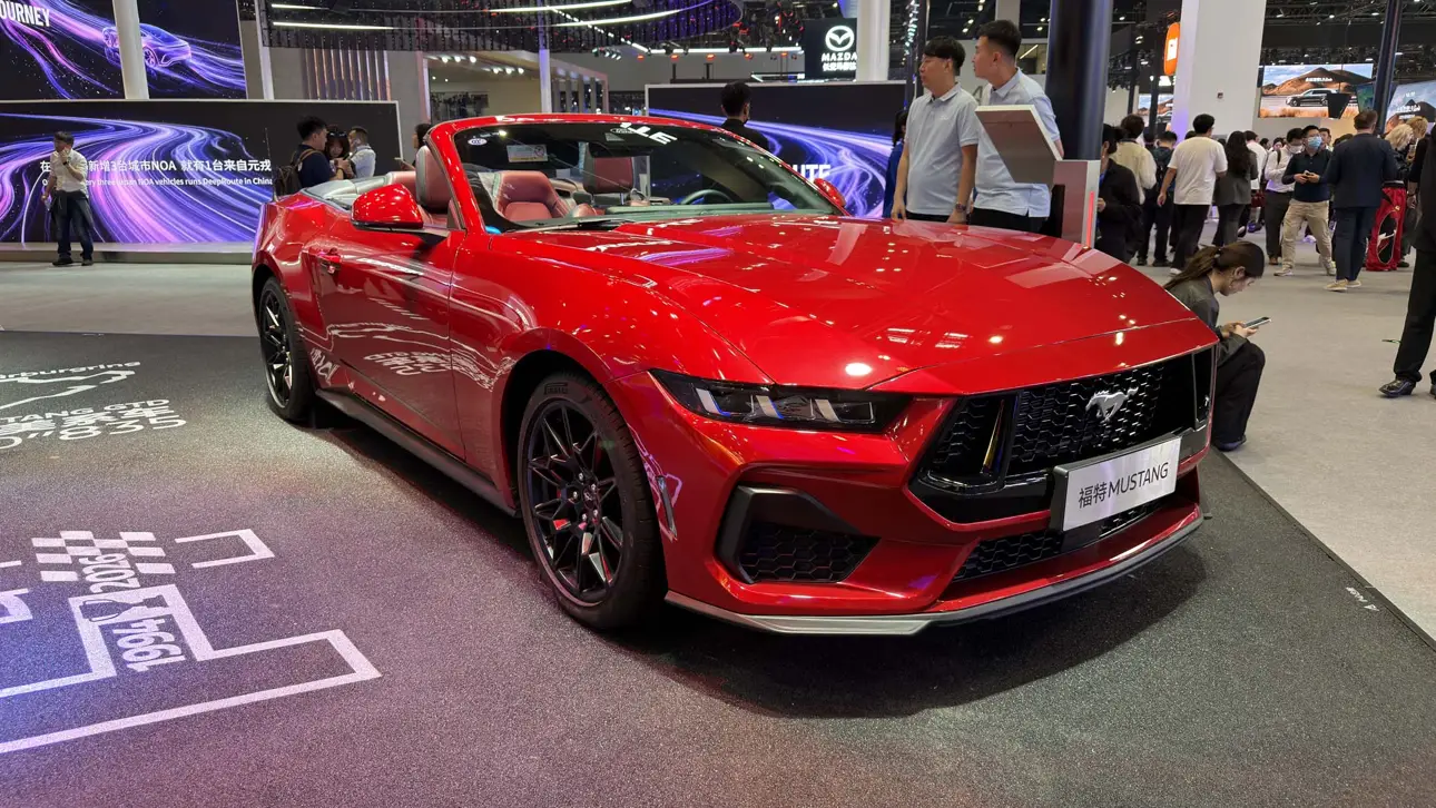 Автосалон в Пекине / стенд Ford