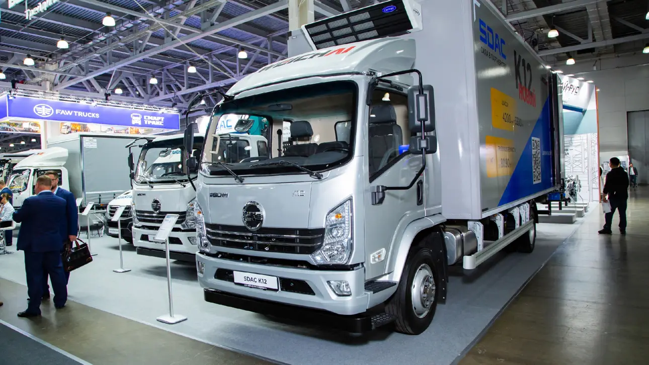 Weichai-Rus показал шасси SDAC K12 с КМУ и рефрижератором на COMvex