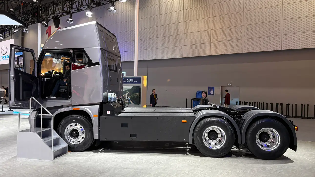 Автосалон в Чэнду 2025 / GAC T9