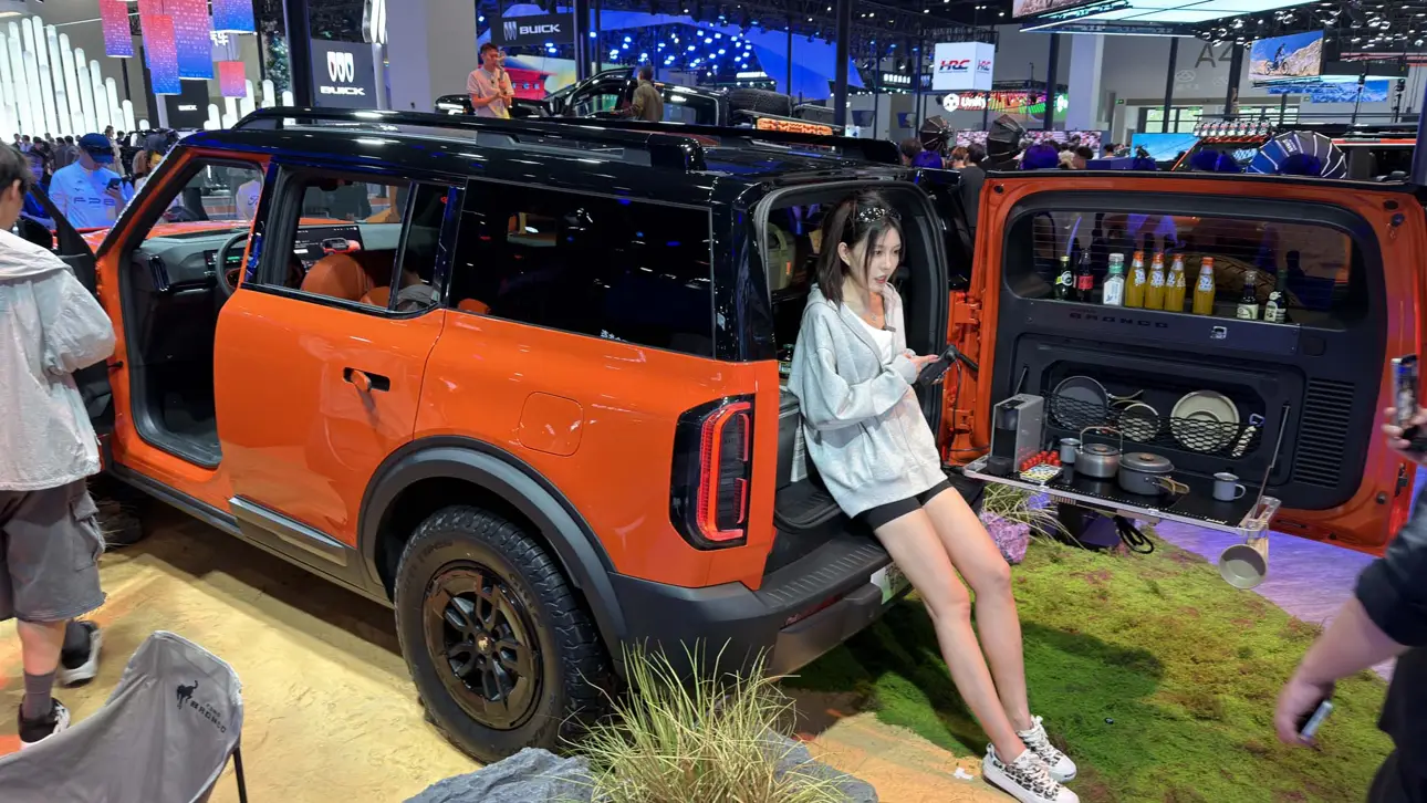 Автосалон в Пекине / стенд Ford